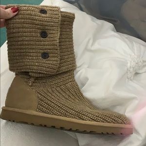 Knitted uggs